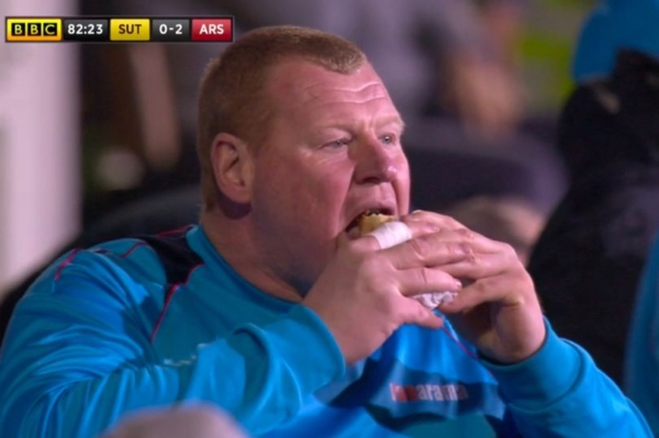 Wayne-Shaw-the-Sutton-reserve-goalkeepereats-a-pie-in-the-dugout-at-halftime